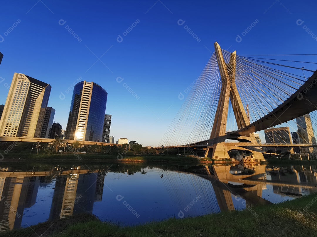 Vista da ponte estaiada da marginal pinheiros em são paulo