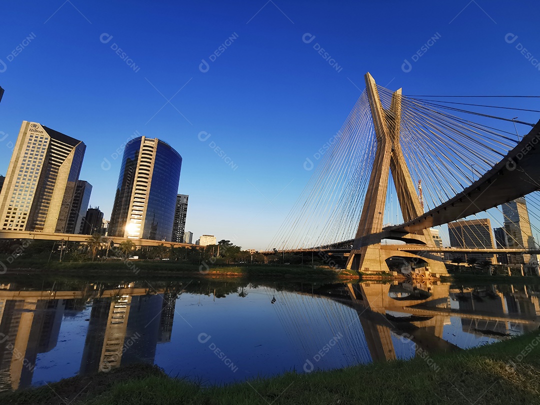 Vista da ponte estaiada da marginal pinheiros em são paulo