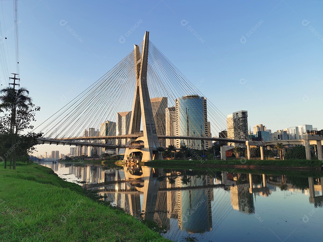 Vista da ponte estaiada da marginal pinheiros em são paulo