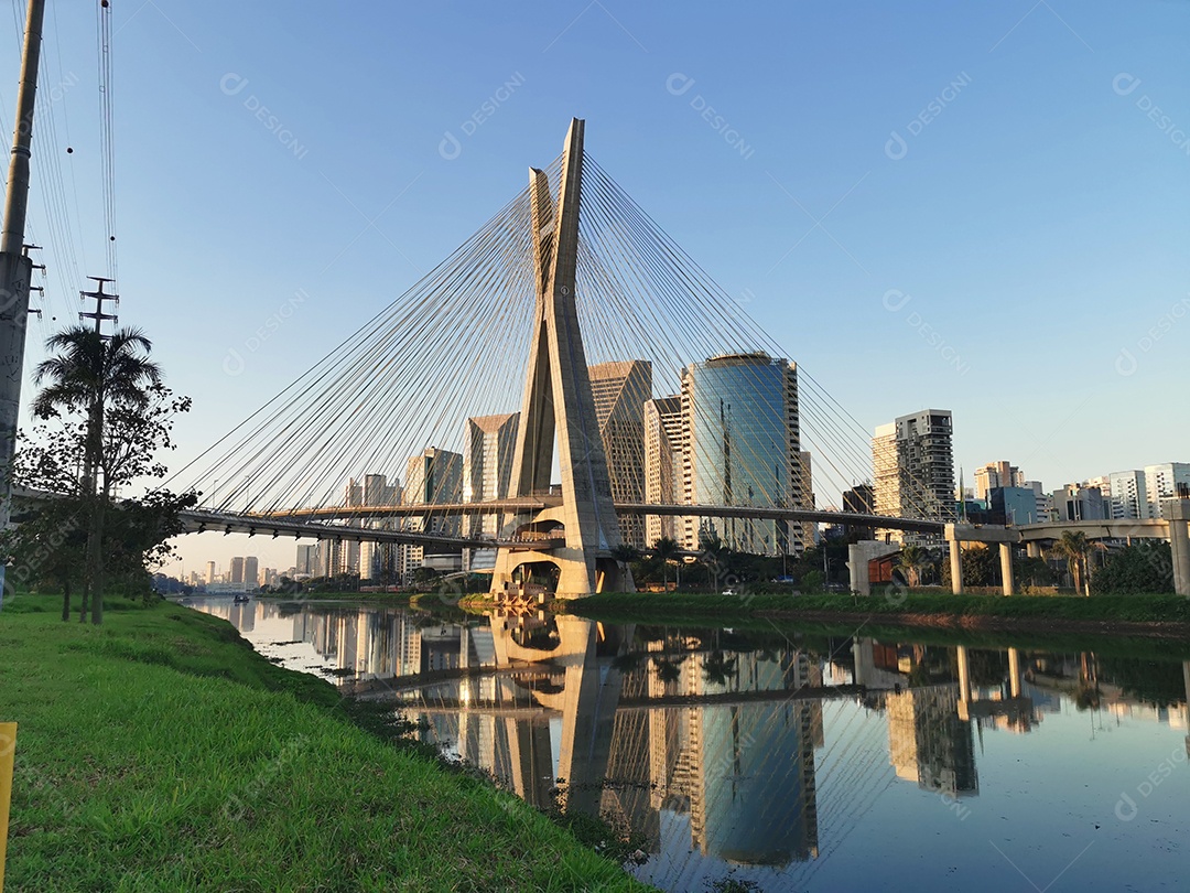 Vista da ponte estaiada da marginal pinheiros em são paulo