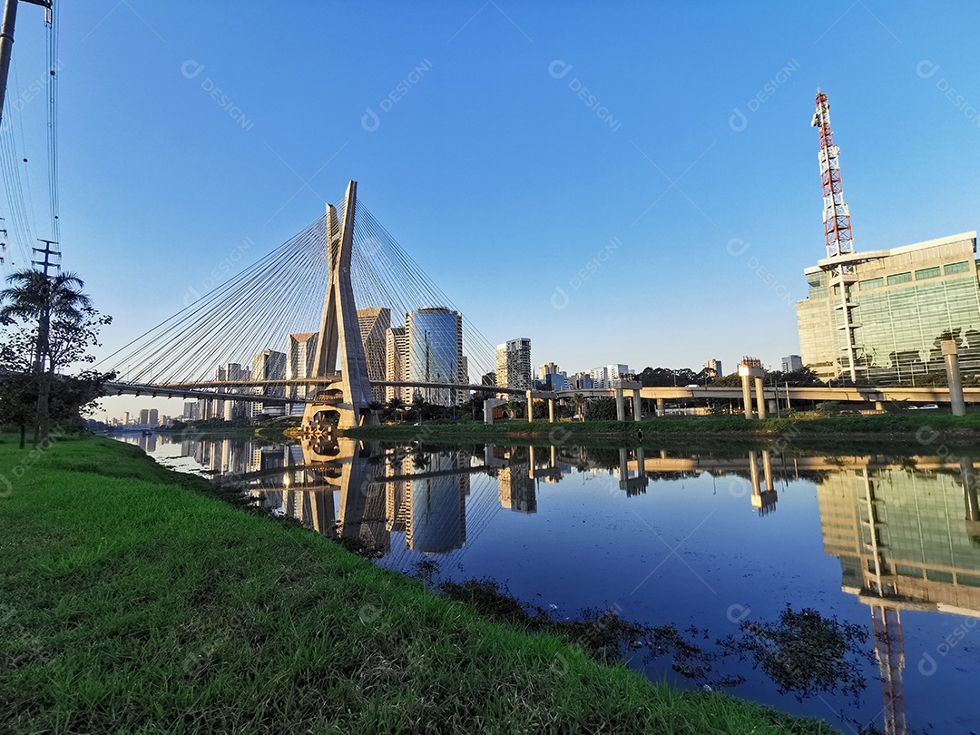 Vista da ponte estaiada da marginal pinheiros em são paulo