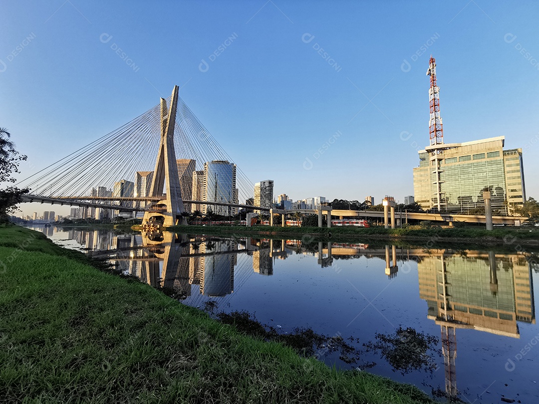 Vista da ponte estaiada da marginal pinheiros em são paulo