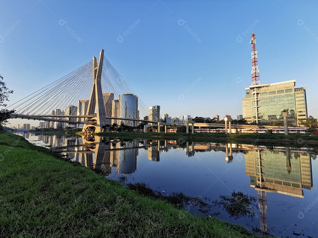 Vista da ponte estaiada da marginal pinheiros em são paulo