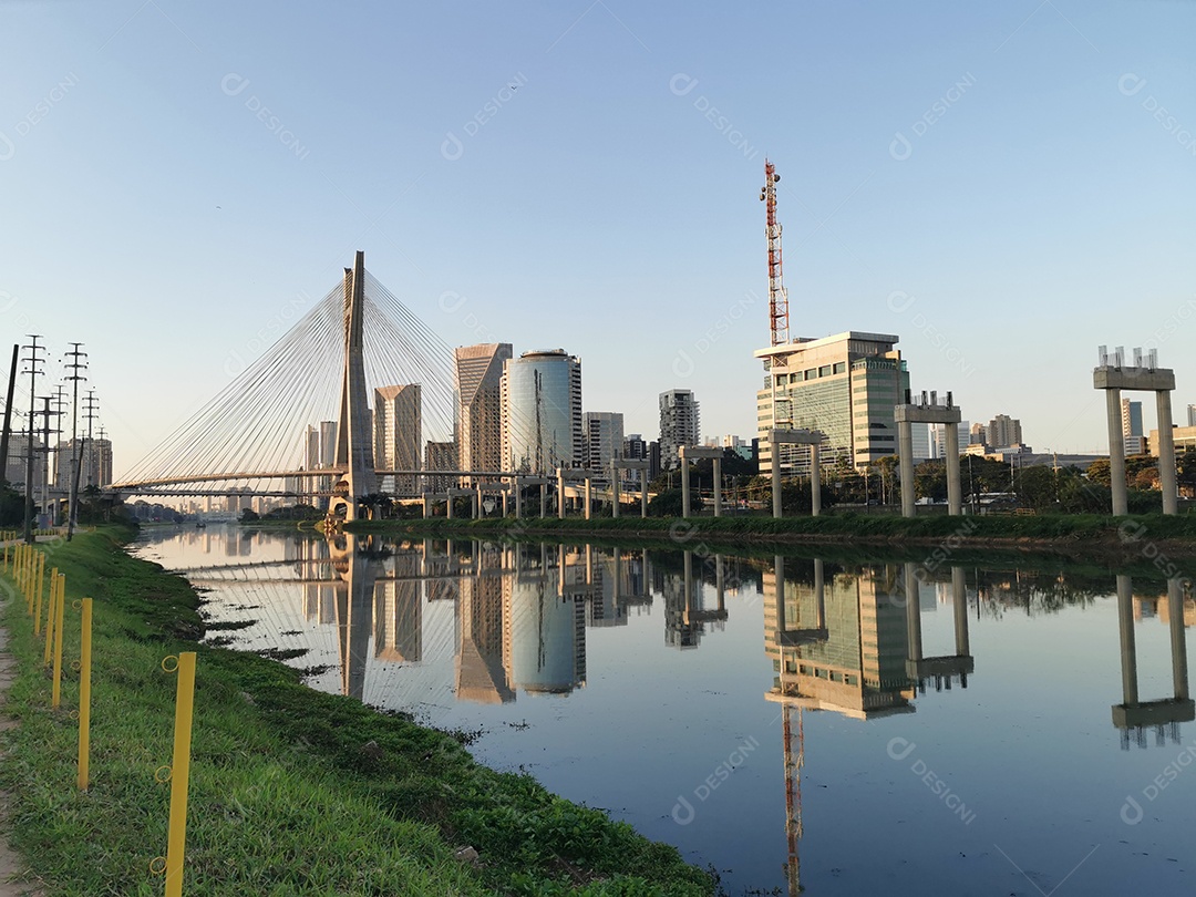 Vista da ponte estaiada da marginal pinheiros em são paulo