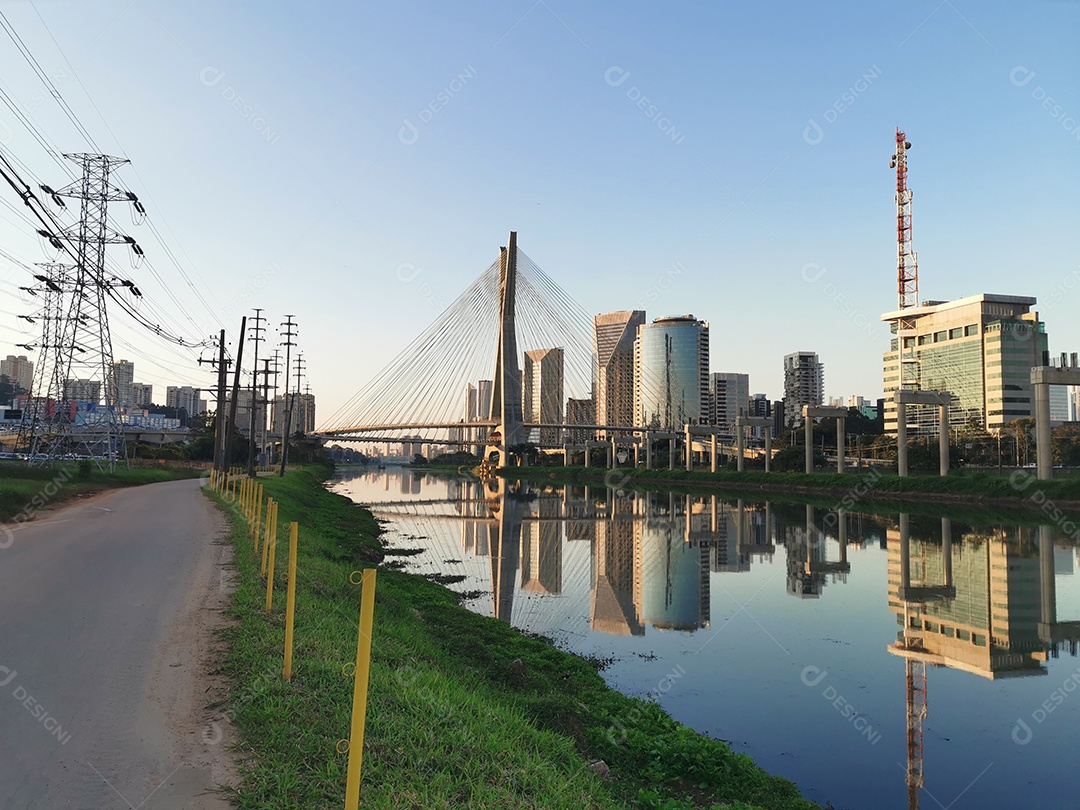 Vista da ponte estaiada da marginal pinheiros em são paulo