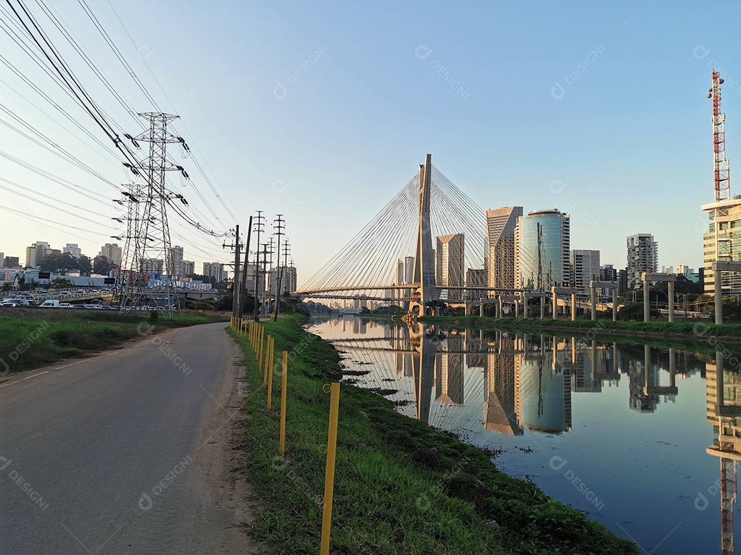 Vista da ponte estaiada da marginal pinheiros em são paulo