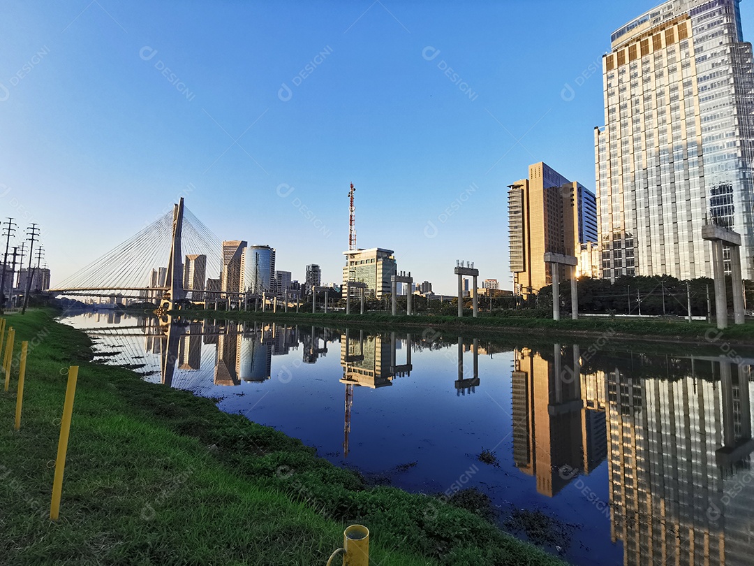 Vista da ponte estaiada da marginal pinheiros em são paulo