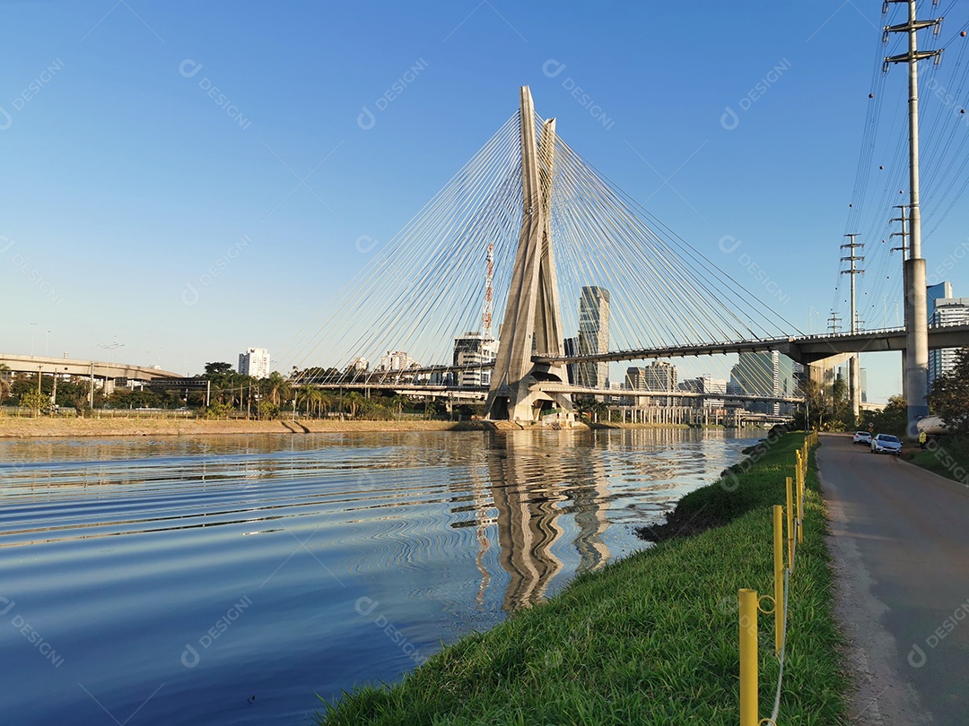 Vista da ponte estaiada da marginal pinheiros em são paulo