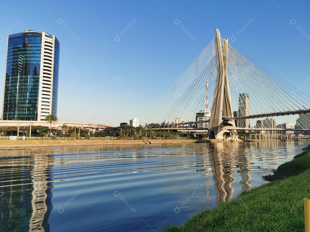 Vista da ponte estaiada da marginal pinheiros em são paulo