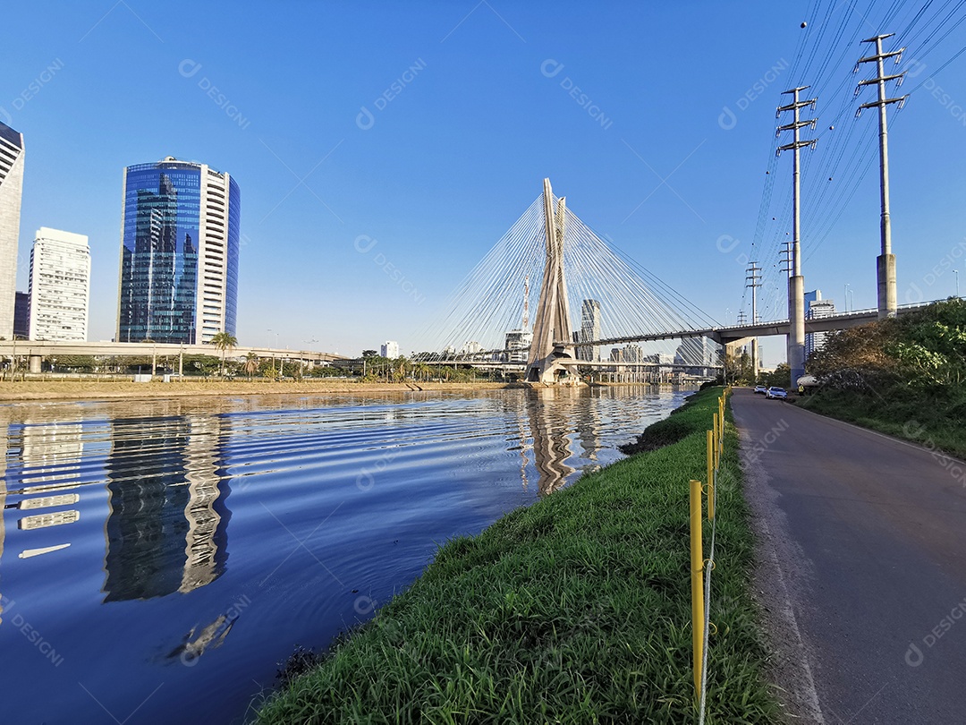 Vista da ponte estaiada da marginal pinheiros em são paulo