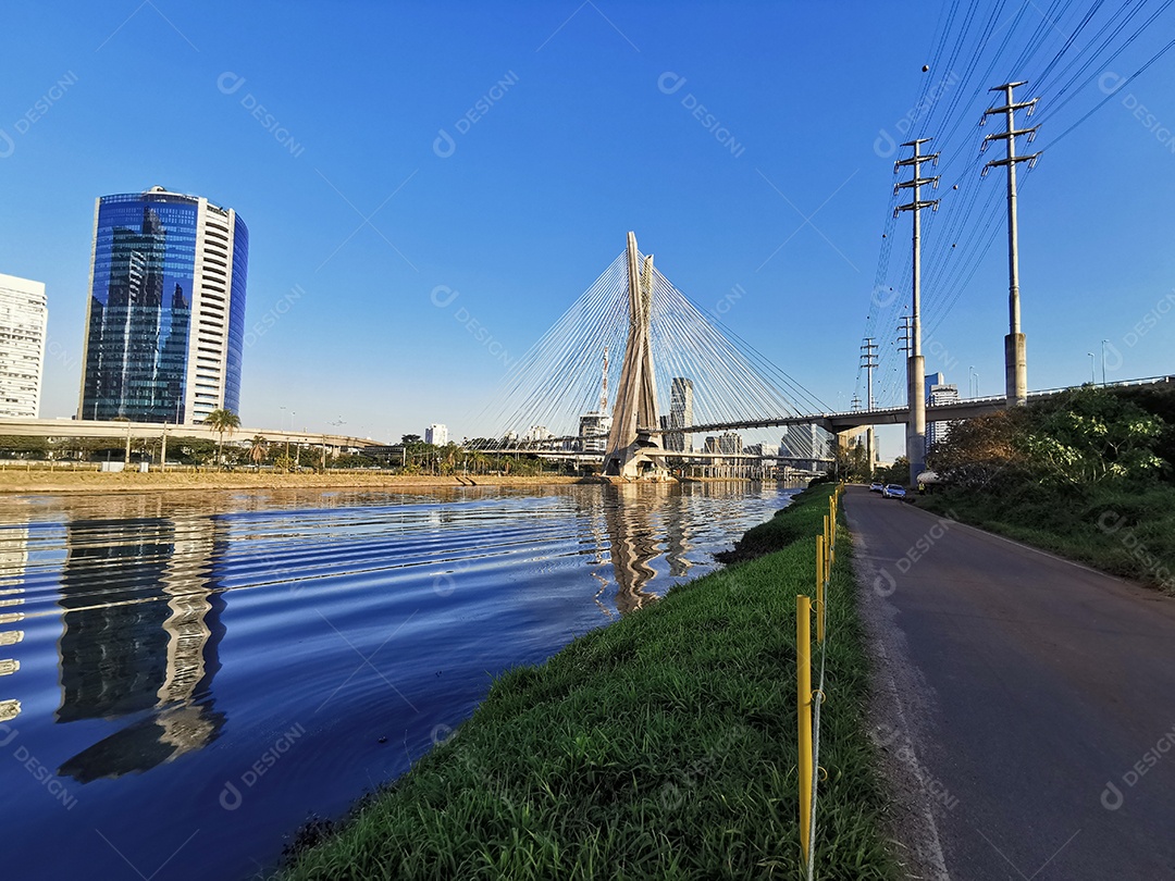 Vista da ponte estaiada da marginal pinheiros em são paulo