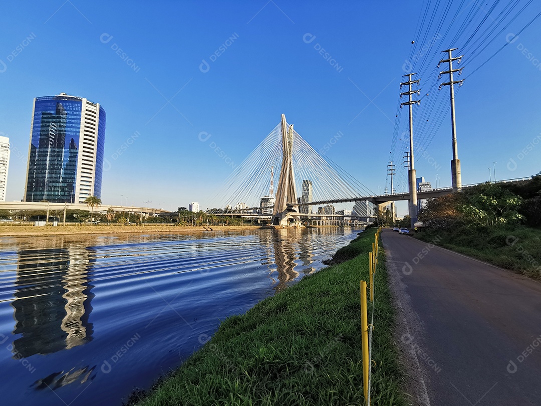 Vista da ponte estaiada da marginal pinheiros em são paulo