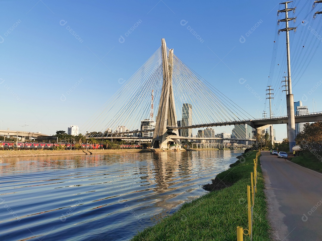 Vista da ponte estaiada da marginal pinheiros em são paulo