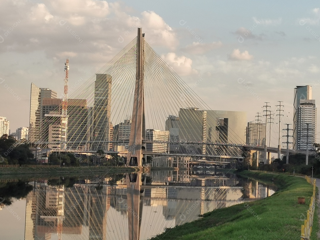 Vista da ponte estaiada da marginal pinheiros em são paulo