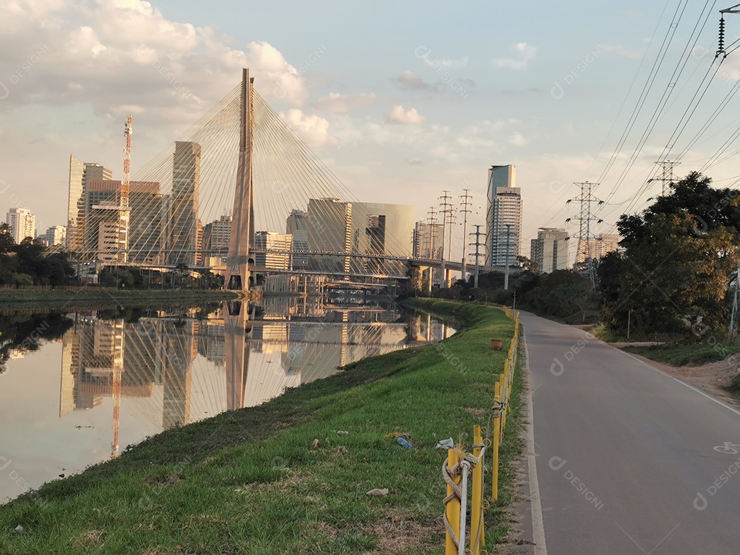 Vista da ponte estaiada da marginal pinheiros em são paulo