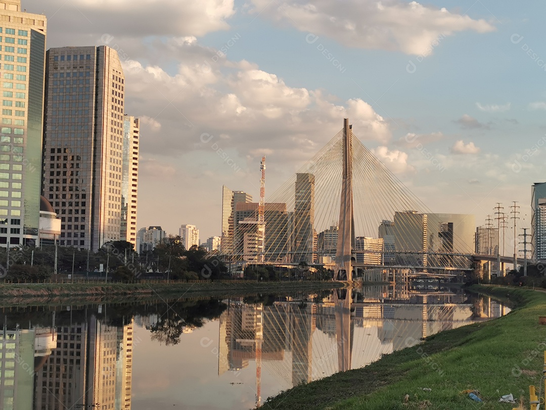 Vista da ponte estaiada da marginal pinheiros em são paulo