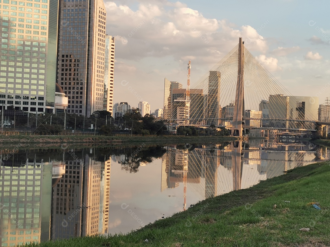 Vista da ponte estaiada da marginal pinheiros em são paulo