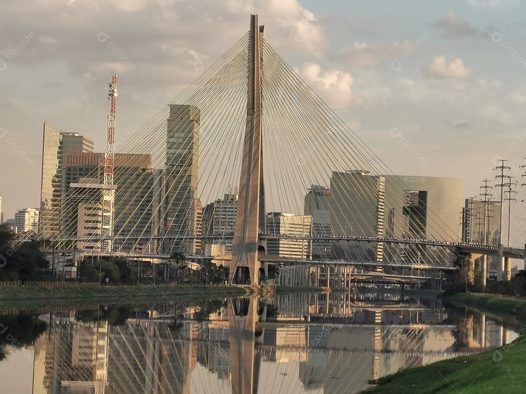 Vista da ponte estaiada da marginal pinheiros em são paulo