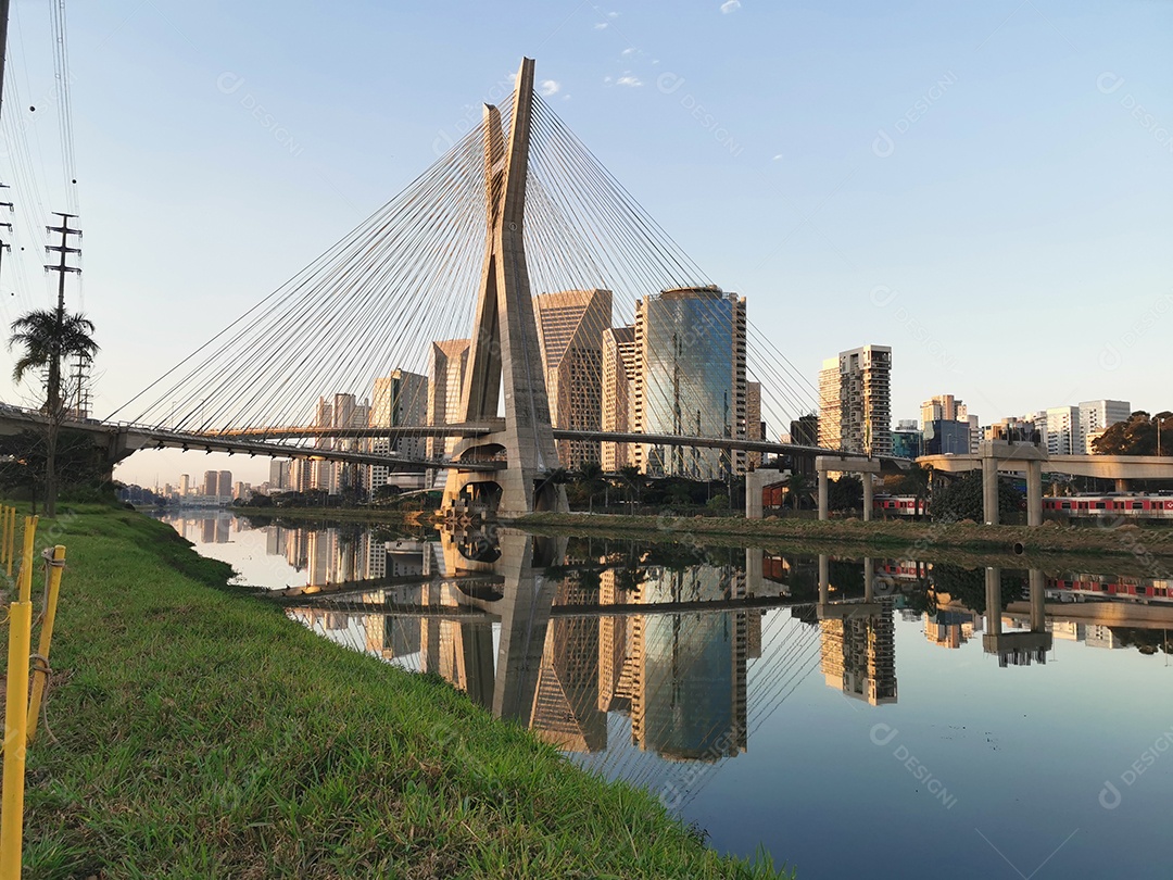 Vista da ponte estaiada da marginal pinheiros em são paulo