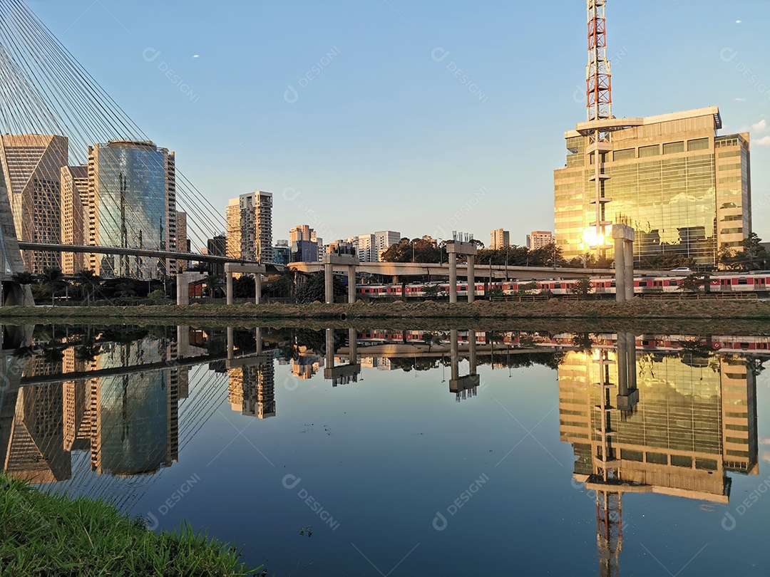 Vista da ponte estaiada da marginal pinheiros em são paulo