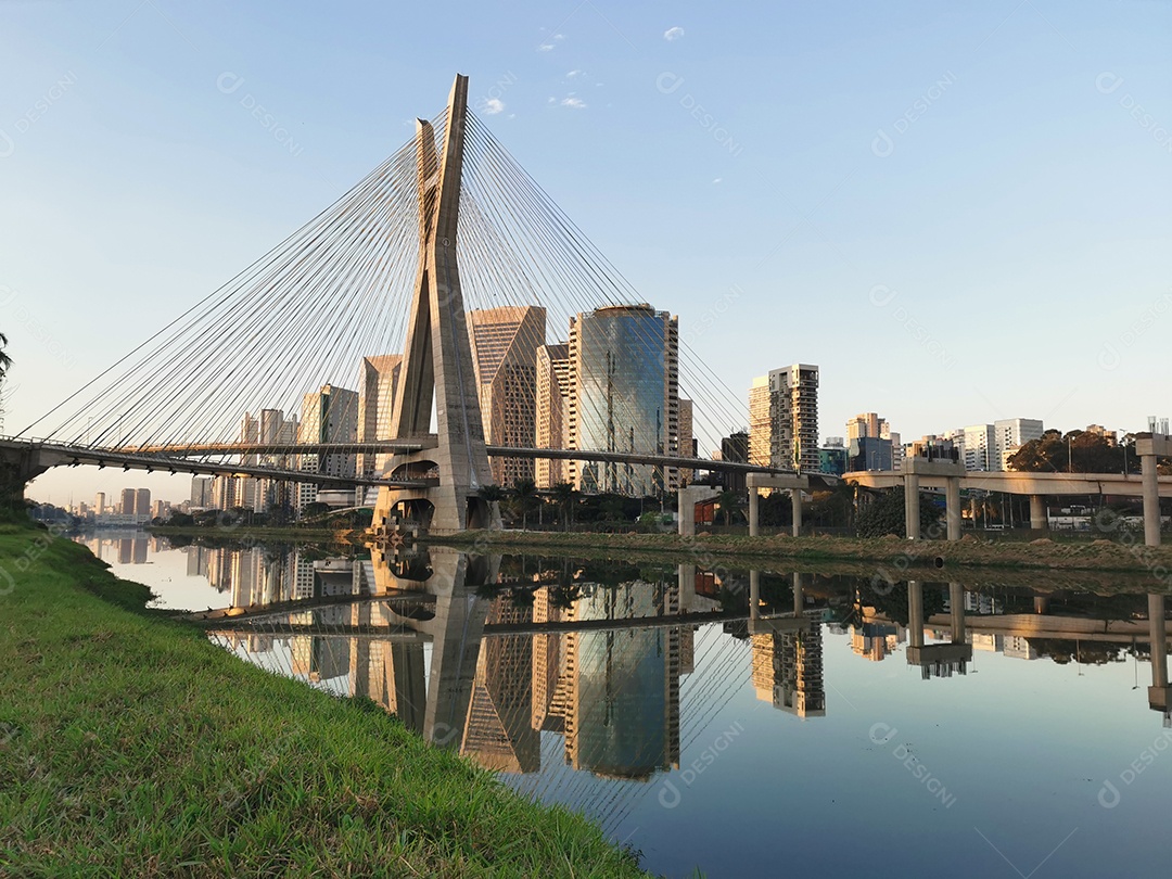 Vista da ponte estaiada da marginal pinheiros em são paulo
