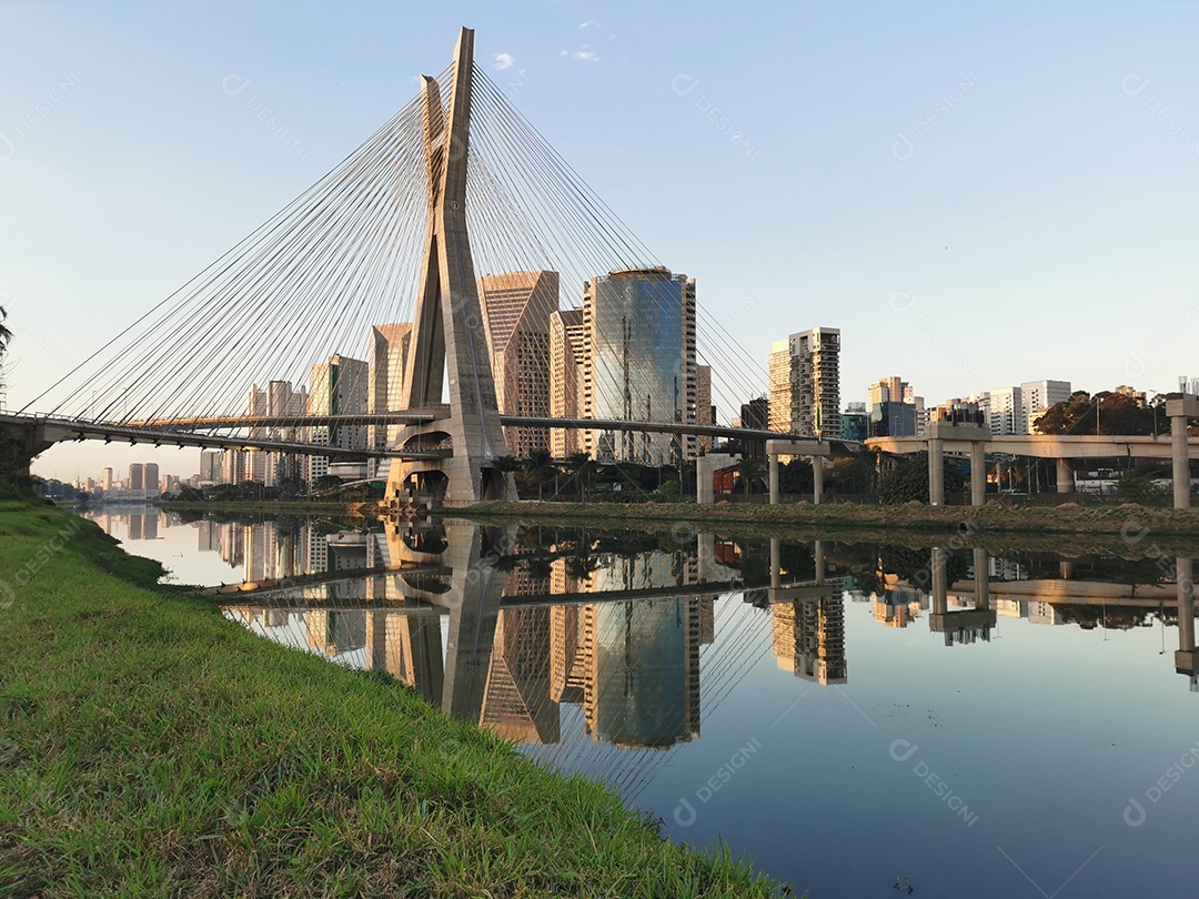 Vista da ponte estaiada da marginal pinheiros em são paulo
