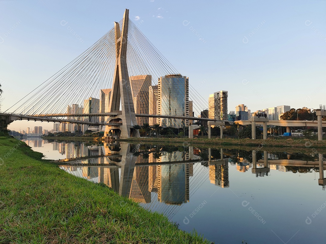 Vista da ponte estaiada da marginal pinheiros em são paulo