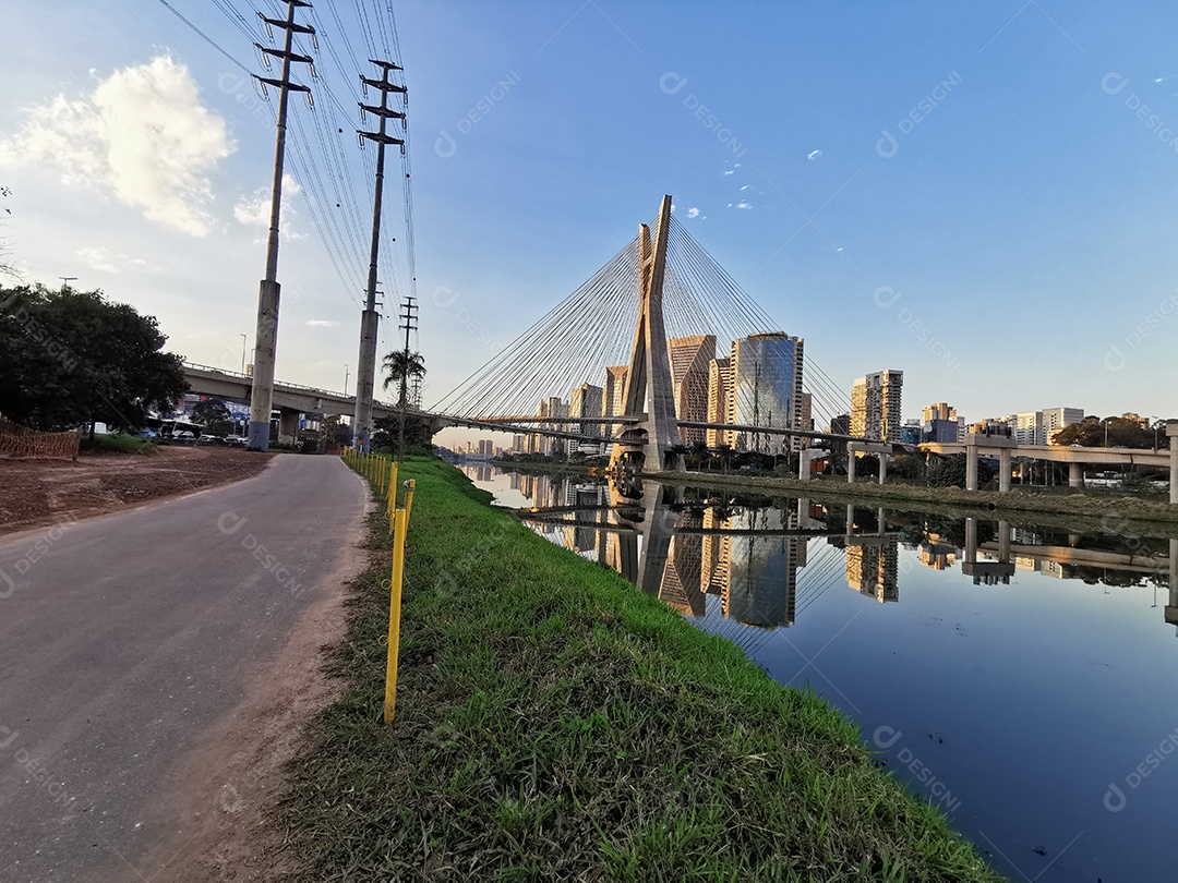 Vista da ponte estaiada da marginal pinheiros em são paulo