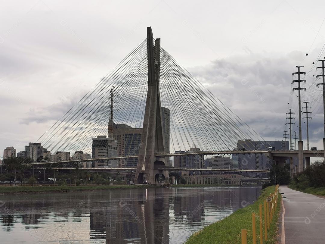 Vista da ponte estaiada da marginal pinheiros em são paulo