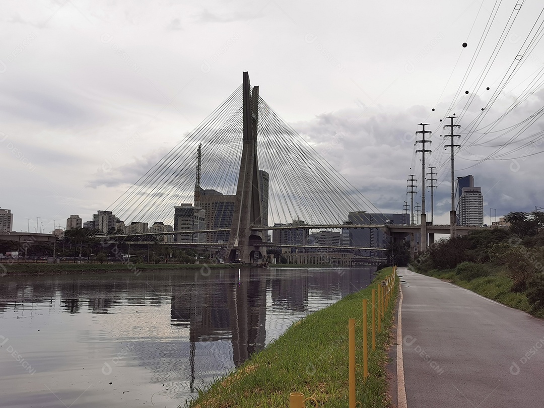 Vista da ponte estaiada da marginal pinheiros em são paulo