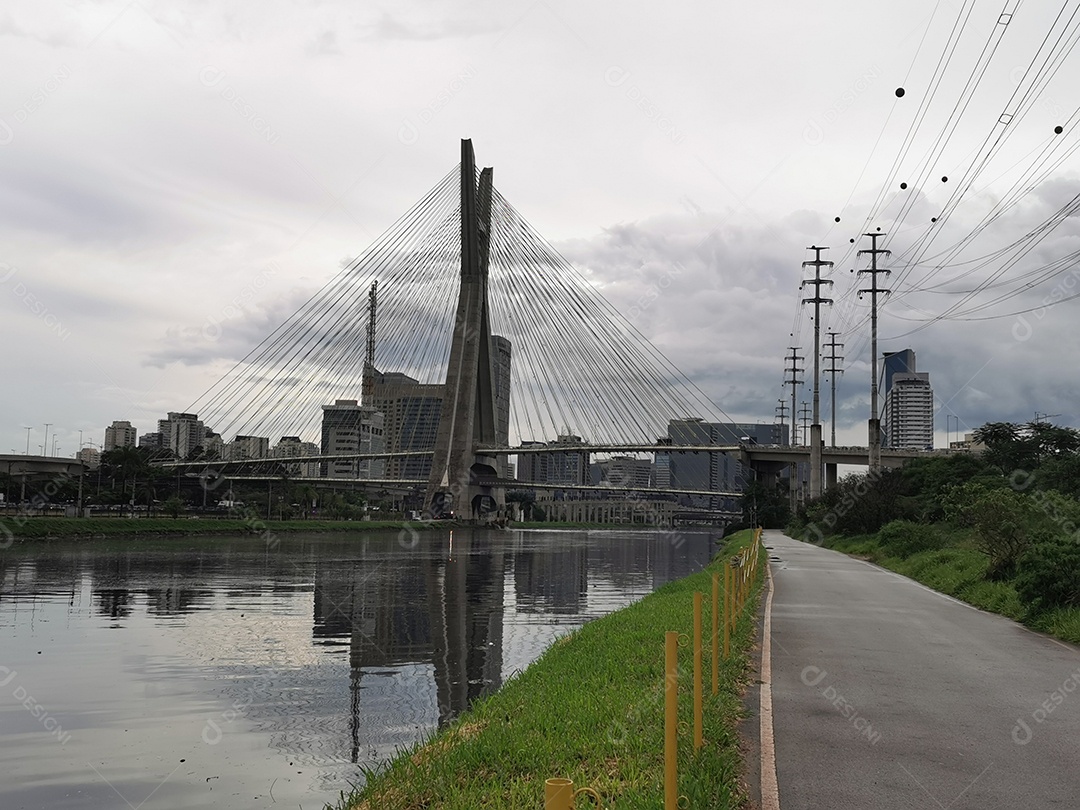 Vista da ponte estaiada da marginal pinheiros em são paulo