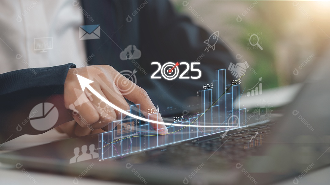 Mão de empresário mechendo em leptop com tecnologia avançada sobre fundo desfocado