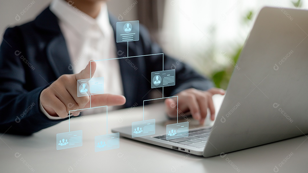 Mão de empresário mechendo em leptop com tecnologia avançada sobre fundo desfocado