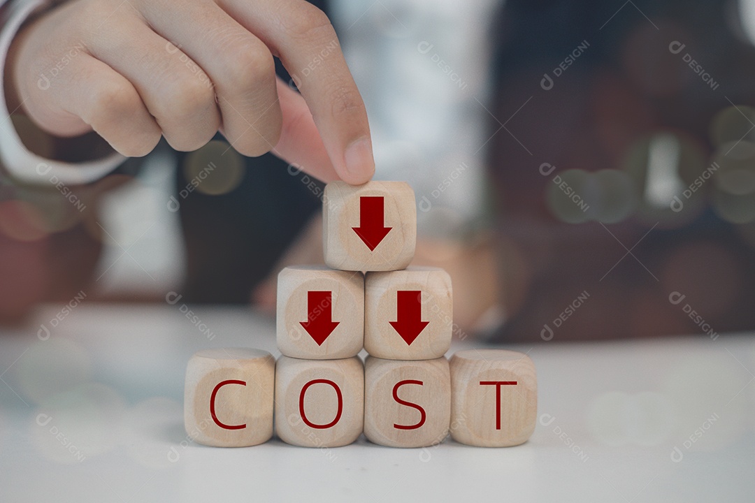 Mão de empresário empilhando cubo de madeira sobre fundo desfocado