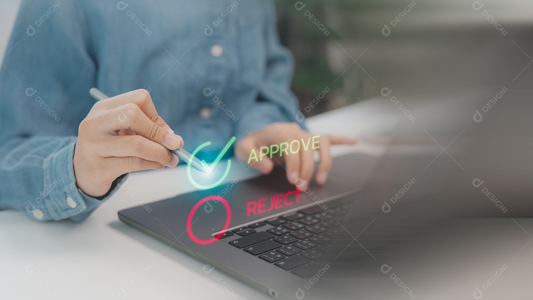 Mão de empresário mechendo em leptop com tecnologia avançada sobre fundo desfocado