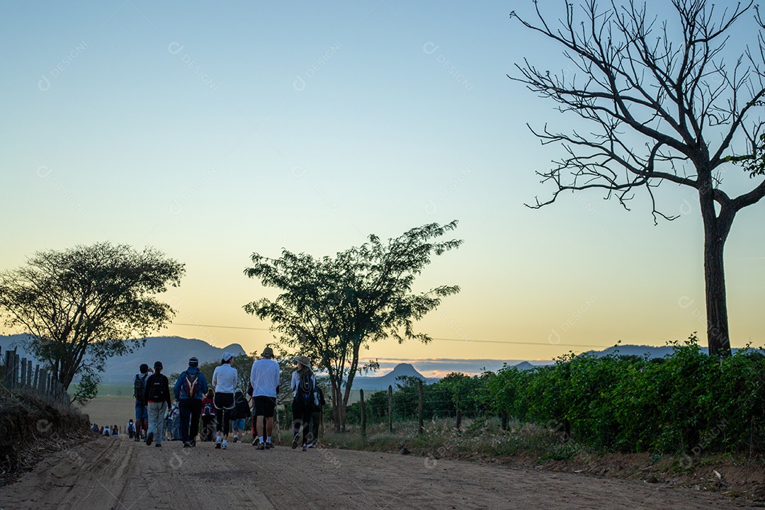 Pessoas em uma estrada com paisagem natural