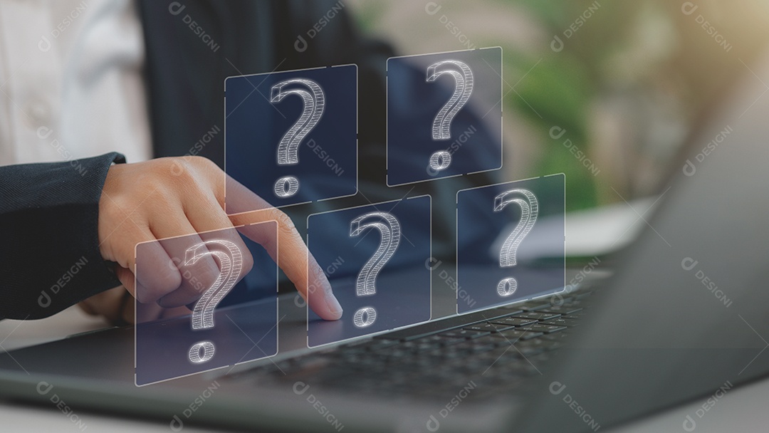 Mão de empresário mechendo em leptop com tecnologia avançada sobre fundo desfocado