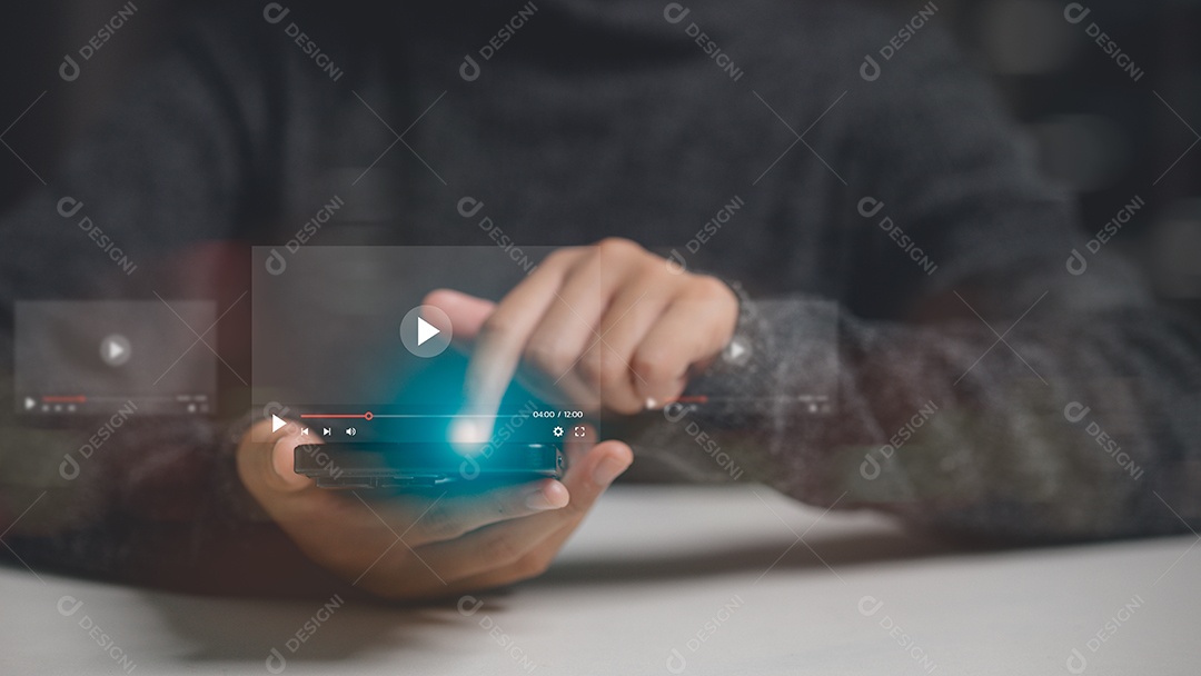 Mão de empresário mechendo em smartphone com tecnologia avançada sobre fundo desfocado