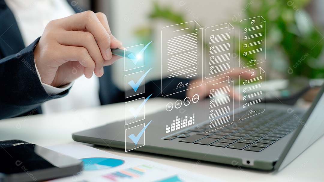 Mão de empresário mechendo em leptop com tecnologia avançada sobre fundo desfocado