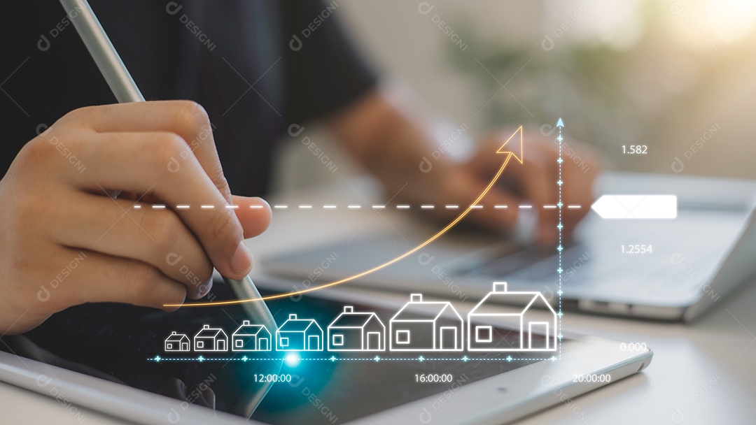 Mão de empresário mechendo em leptop e ipad ao mesmo tempo sobre fundo desfocado