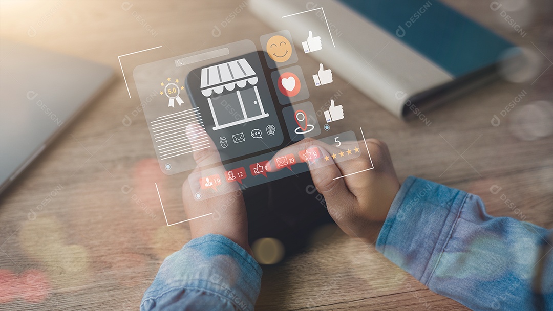 Mão de empresário mechendo em ismatphone com tecnologia avançada sobre fundo desfocado