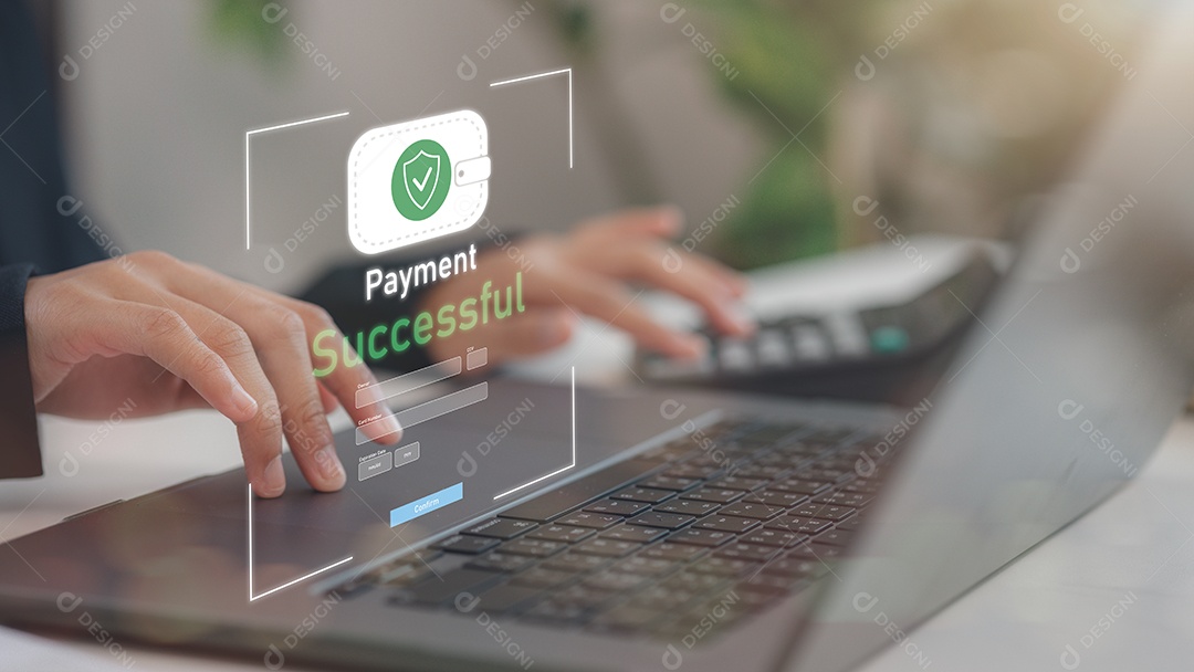 Mão de empresário mechendo em leptop com tecnologia avançada sobre fundo desfocado