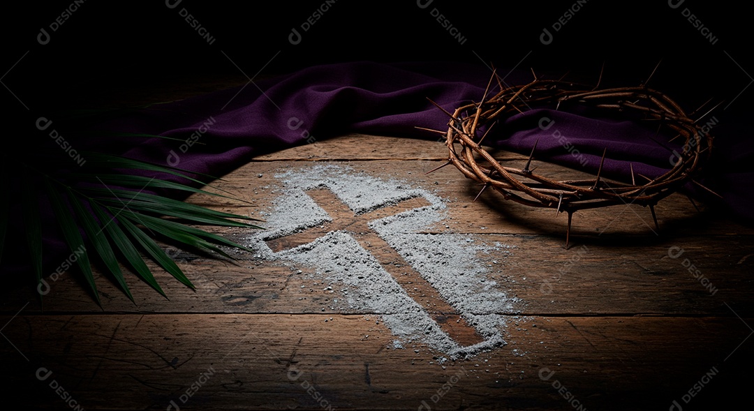 Coroa de Espinhos cruz sobre uma mesa de madeira