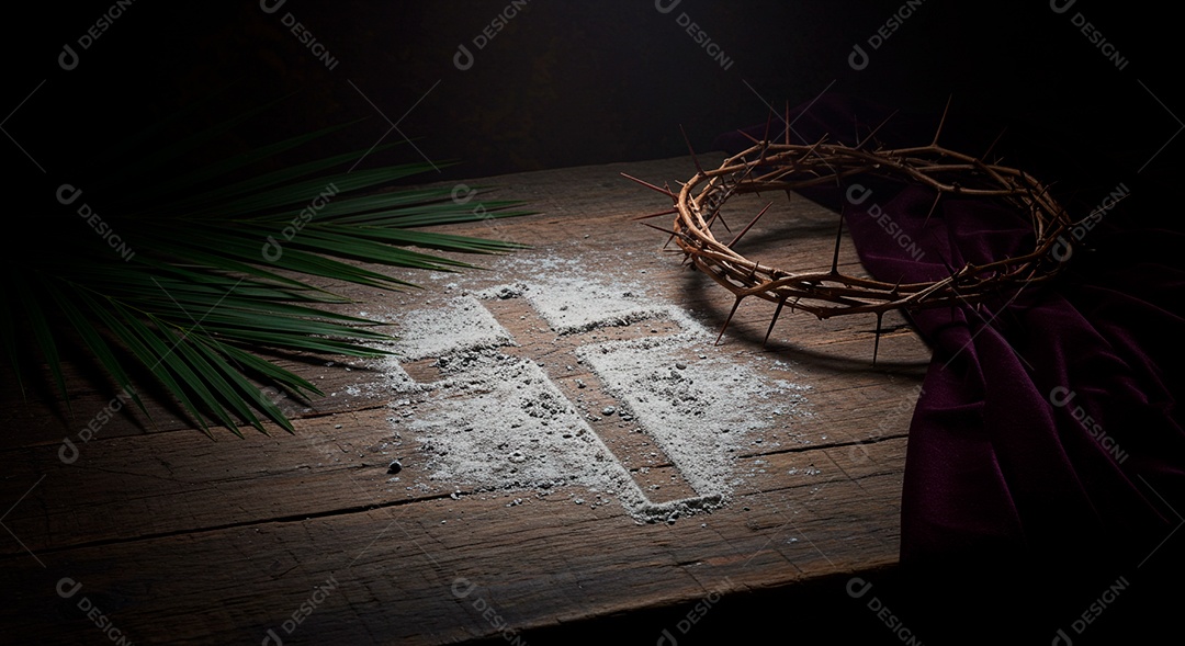 Coroa de Espinhos cruz sobre uma mesa de madeira