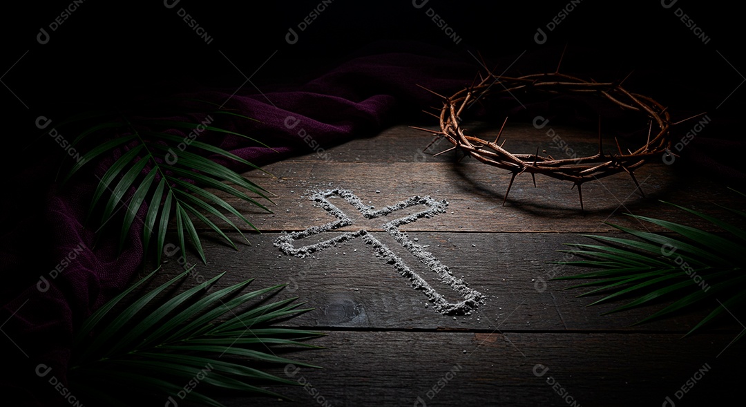 Coroa de Espinhos cruz sobre uma mesa de madeira