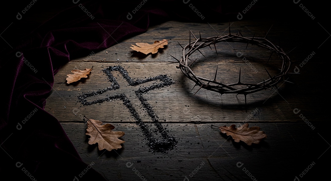 Coroa de espinhos e cruz sobre uma mesa de madeira