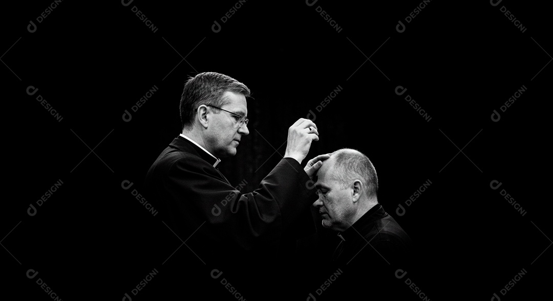 Padre orando por pessoa sobre fundo isolado preto