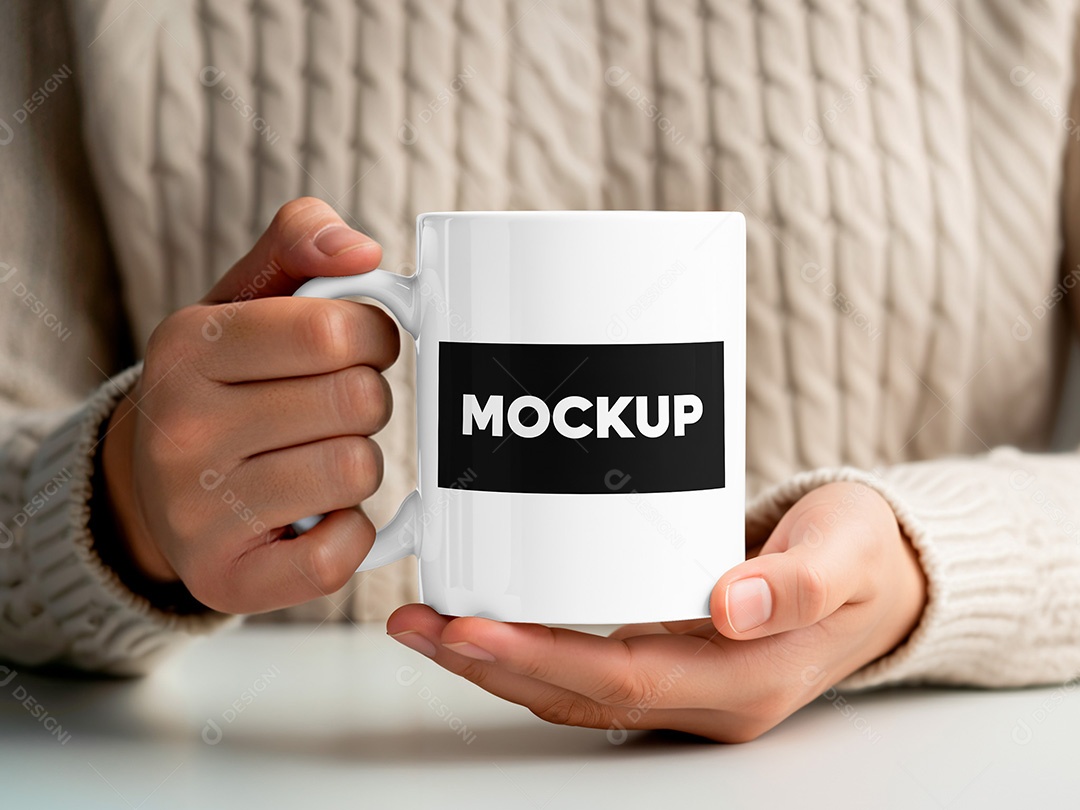 Mão Segurando uma Caneca Mockup PSD Editável
