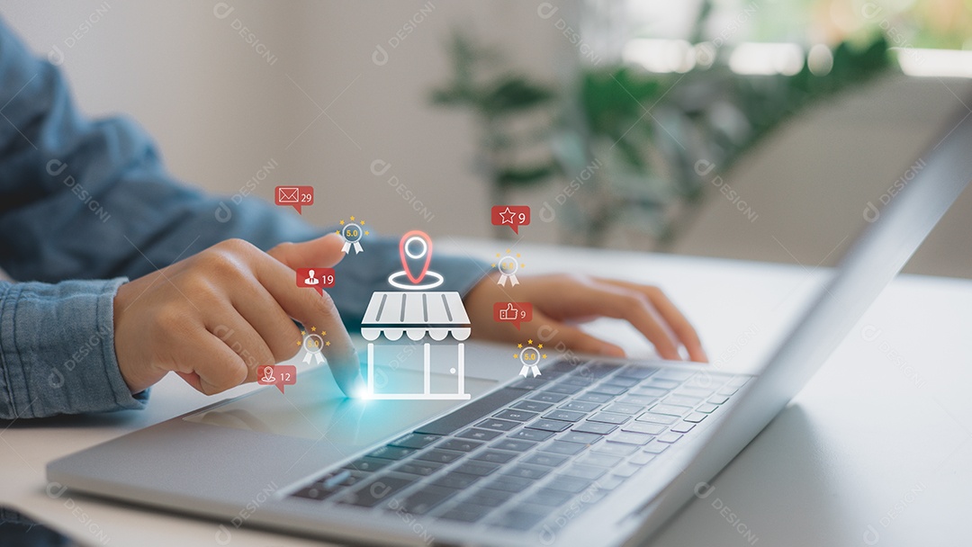 Mão de empresário mechendo em leptop com tecnologia avançada sobre fundo desfocado