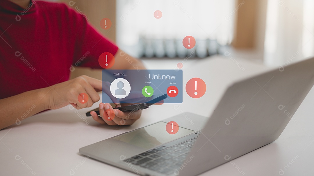 Mão de empresário mechendo em leptop e ipad ao mesmo tempo sobre fundo desfocado